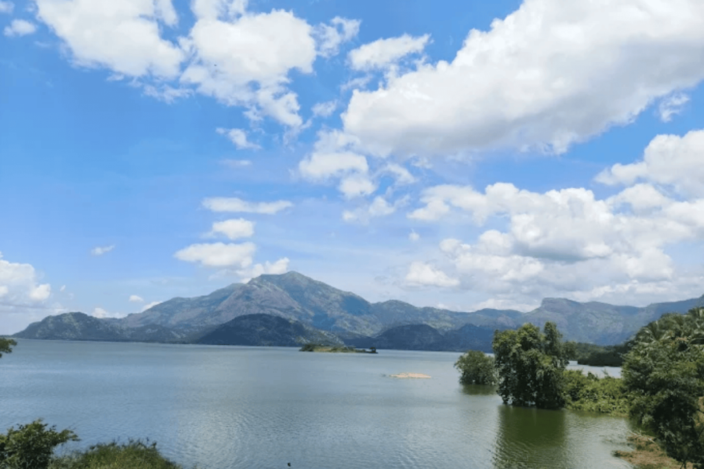 Aliyar Dam at Pollachi-Valparai route