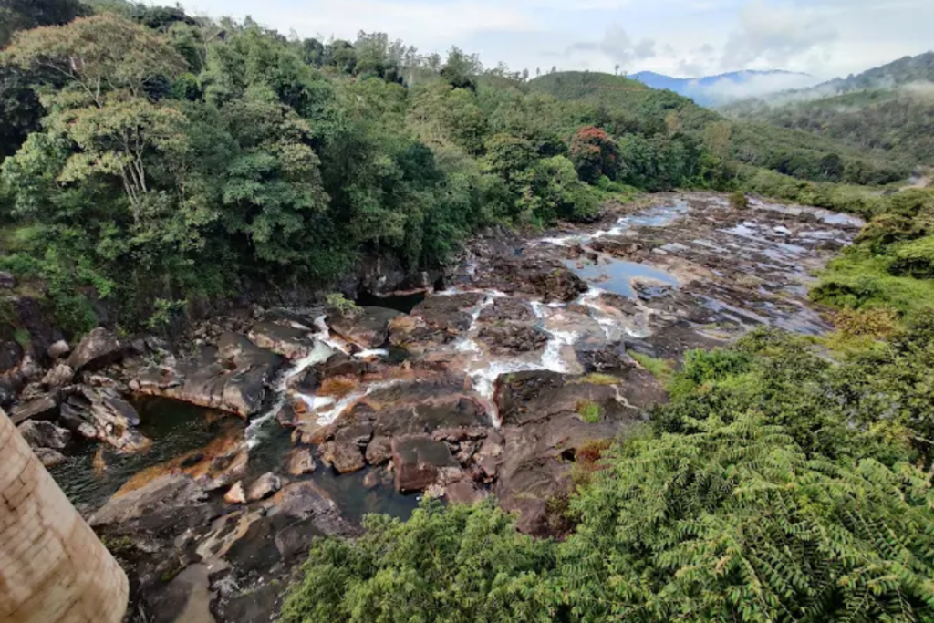 Sholayar Dam is clean and not too crowded