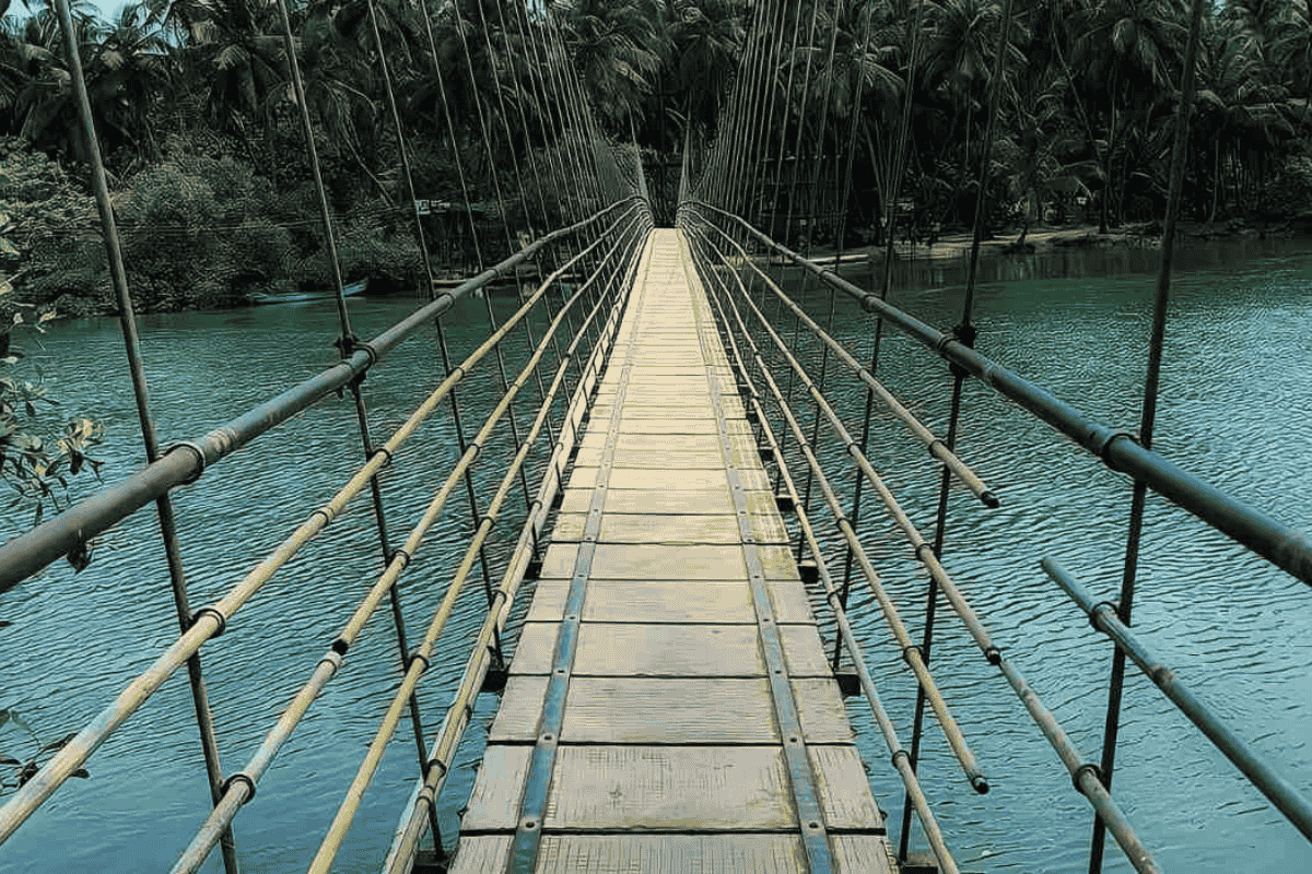 Hanging Bridge Kemmanu Guide: History, Kayaking & Timing